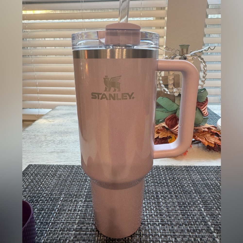 NWT LIMITED EDITION Stanley Quencher H2.0
FlowState Tumbler 40oz, ASTER